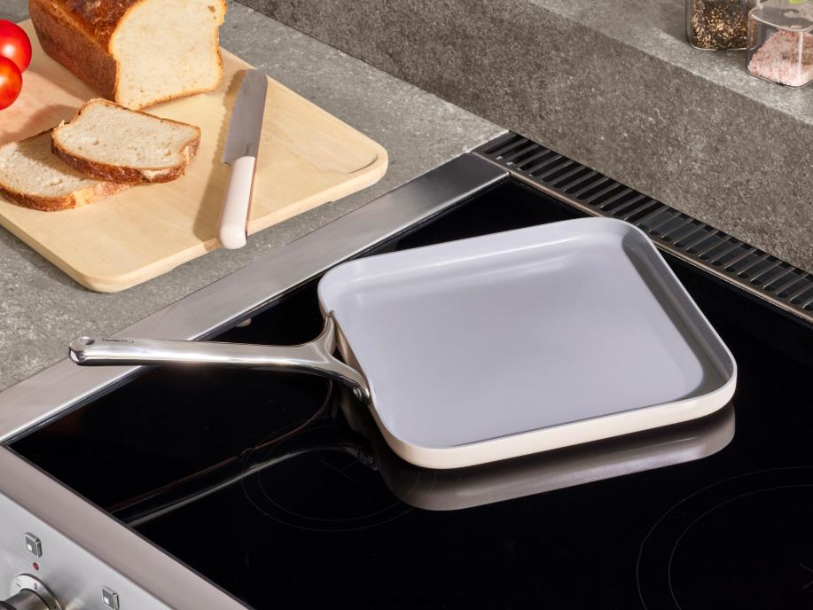 Caraway batterie de cuisine crème duo de poêles carrées T6TFV57